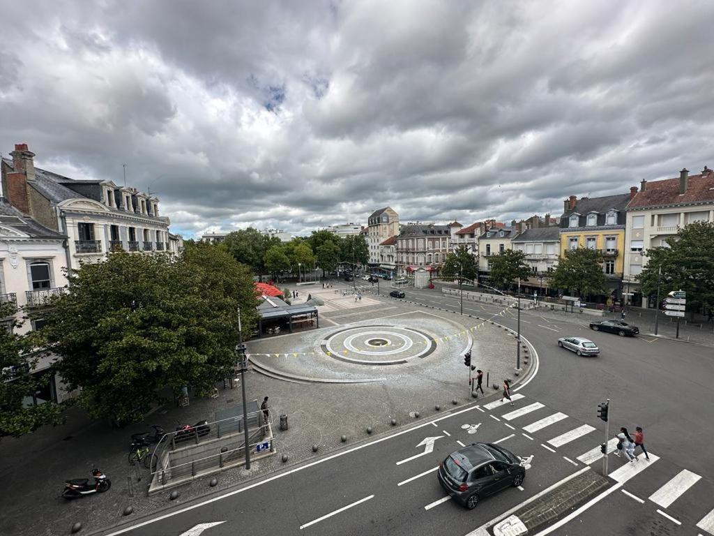 a city intersection with a large circle in the street at Grand appartement cosy-Hyper Centre-Place Verdun in Tarbes