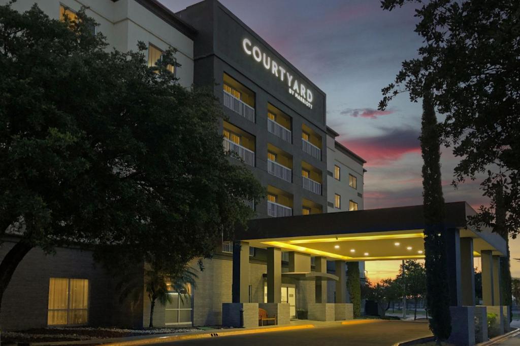 una representación de un hotel con un edificio en Courtyard Monterrey Airport en Monterrey