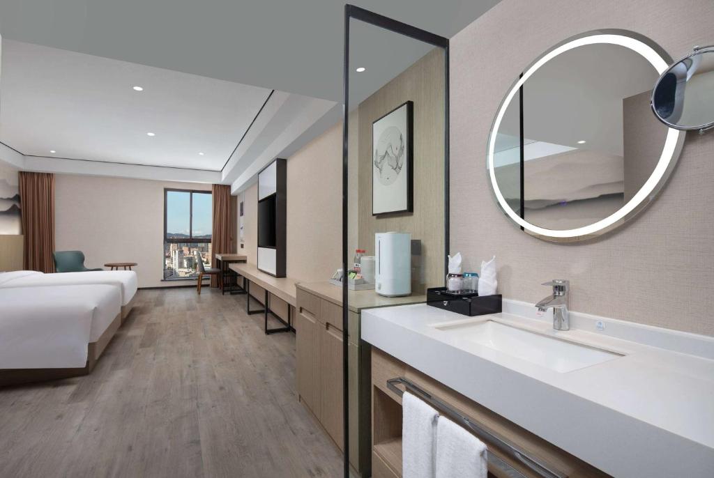 Ramada Encore by Wyndham Kunming Guanduにあるベッド