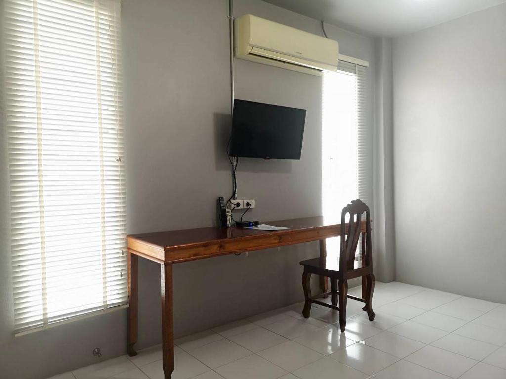 TV a/nebo společenská místnost v ubytování Siri Guesthouse @ Surat Thani