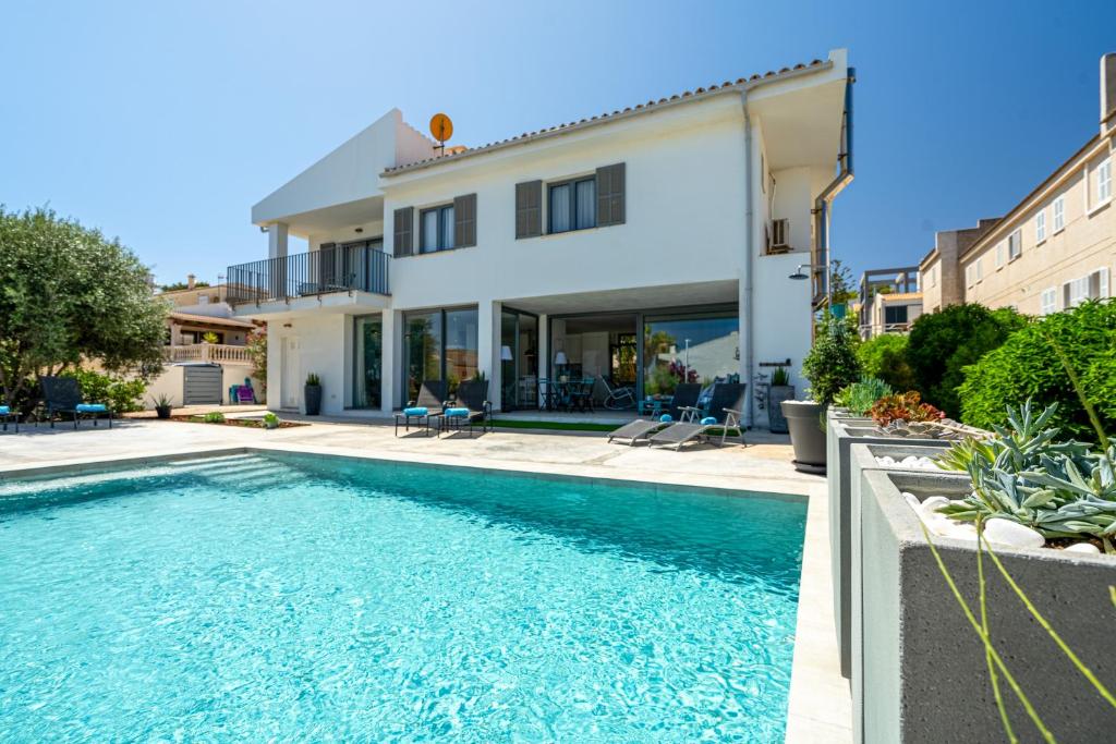 willa z basenem i domem w obiekcie Son Serra de Marina - 38619 Mallorca w mieście Son Serra de Marina