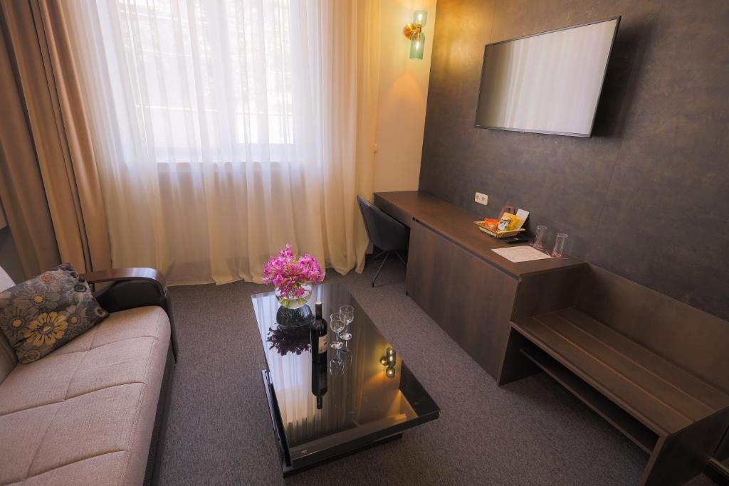 TV a/nebo společenská místnost v ubytování Cascade Hotel