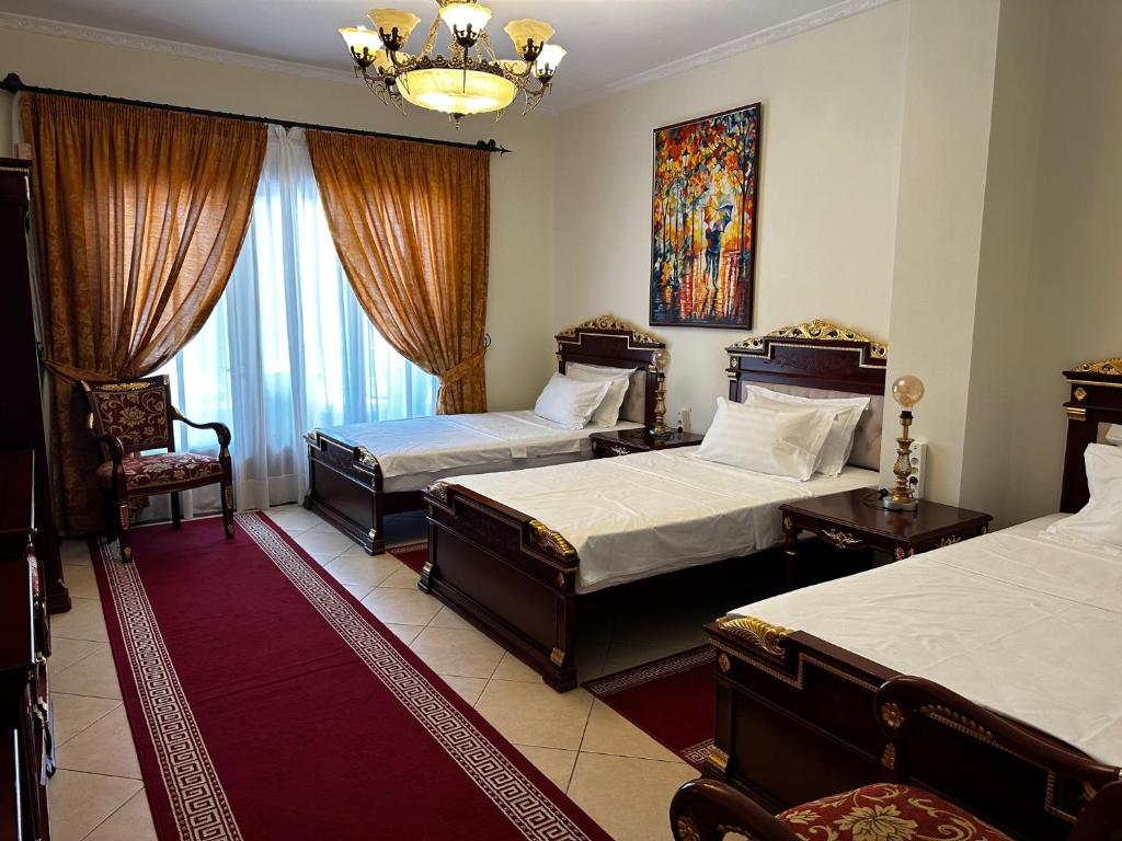 Postel nebo postele na pokoji v ubytování Dinasty Hotel