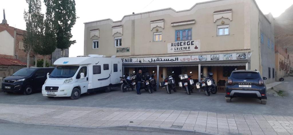 un grupo de motocicletas estacionadas frente a un edificio en Auberge l' avenir, en Imilchil