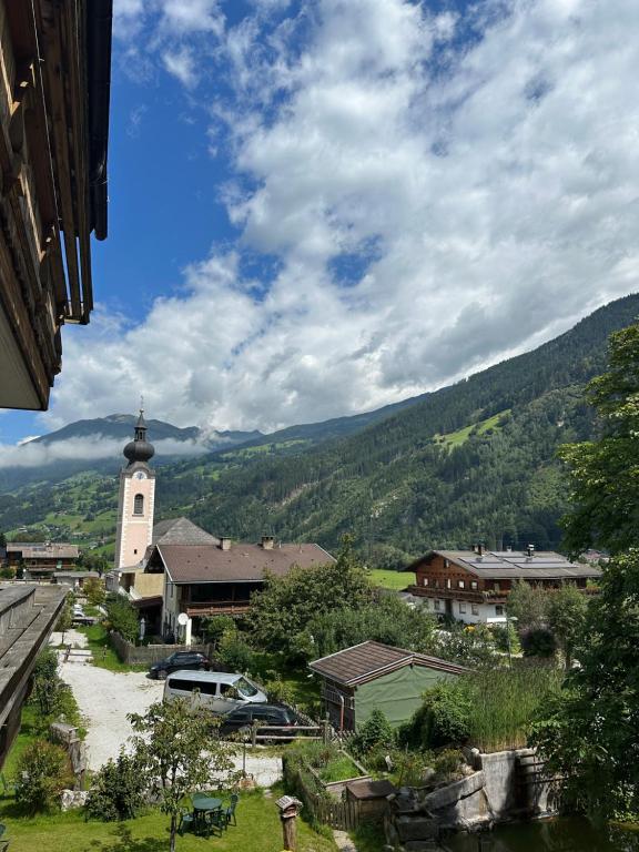 Ein allgemeiner Bergblick oder ein Berglick von des Hotels aus