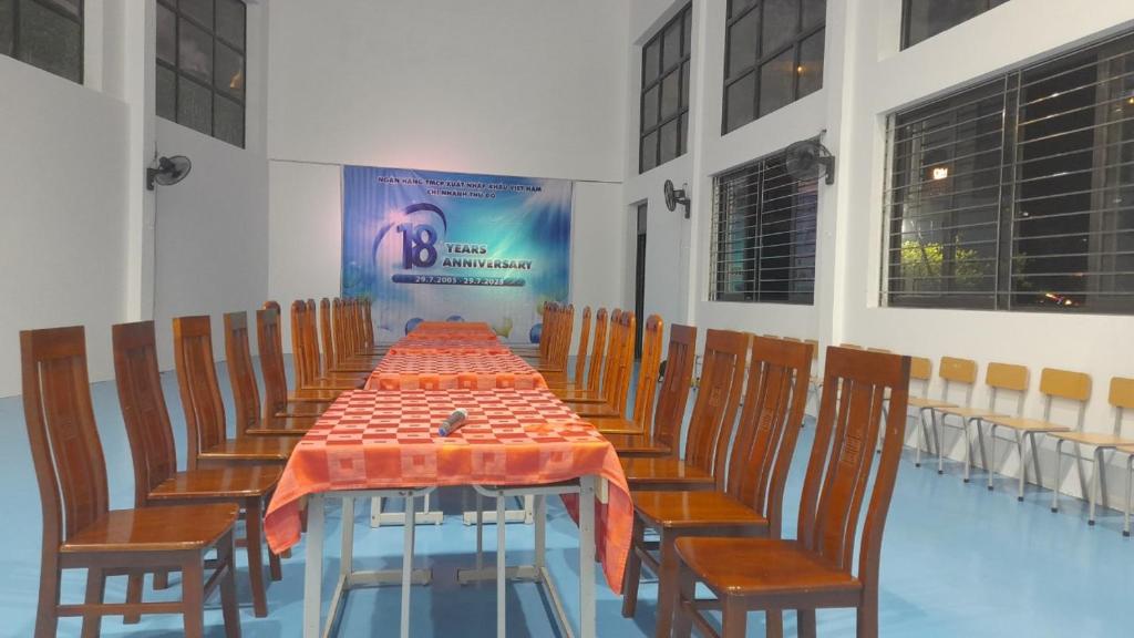 een lange eetkamer met een lange tafel en stoelen bij Nhà khách Sở Giáo Dục in Tam Ðảo