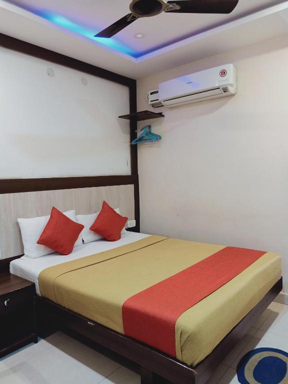 Voodi või voodid majutusasutuse Hotel Neem Tree Hyderabad Airport toas