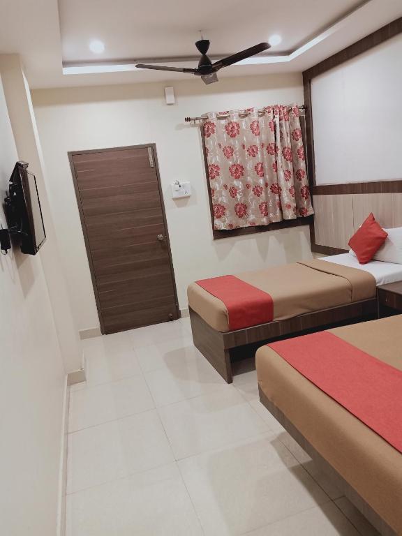 Voodi või voodid majutusasutuse Hotel Neem Tree Hyderabad Airport toas