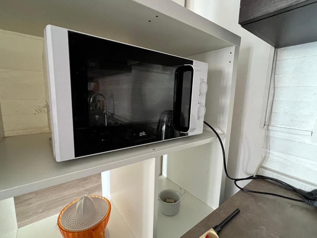 A television and/or entertainment centre at Celia's Home - Expo Fiera Milano