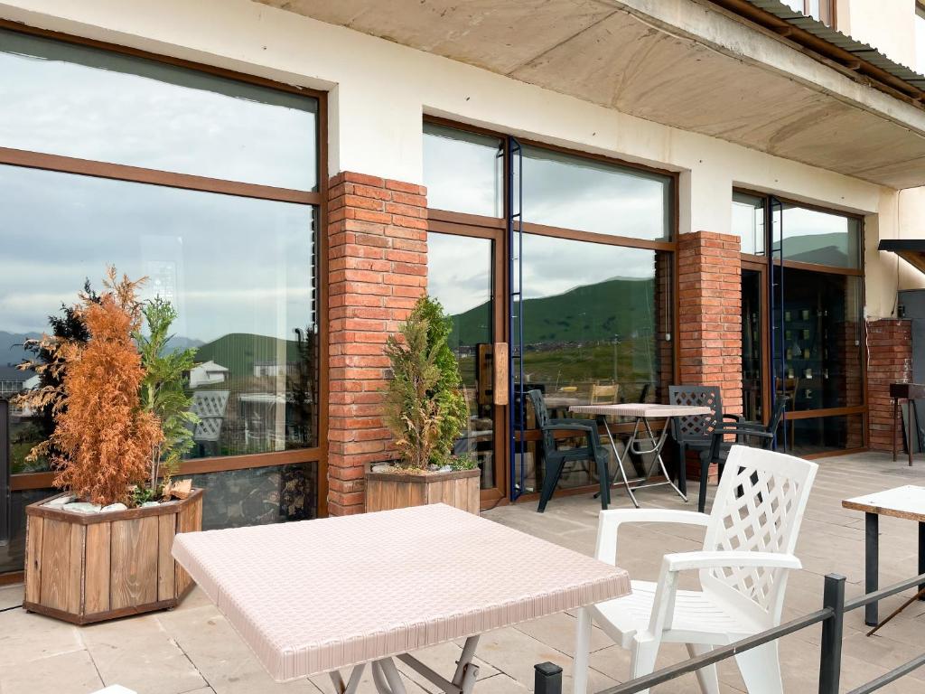Nespecifikovaný výhled na hory nebo výhled na hory při pohledu z hotelu