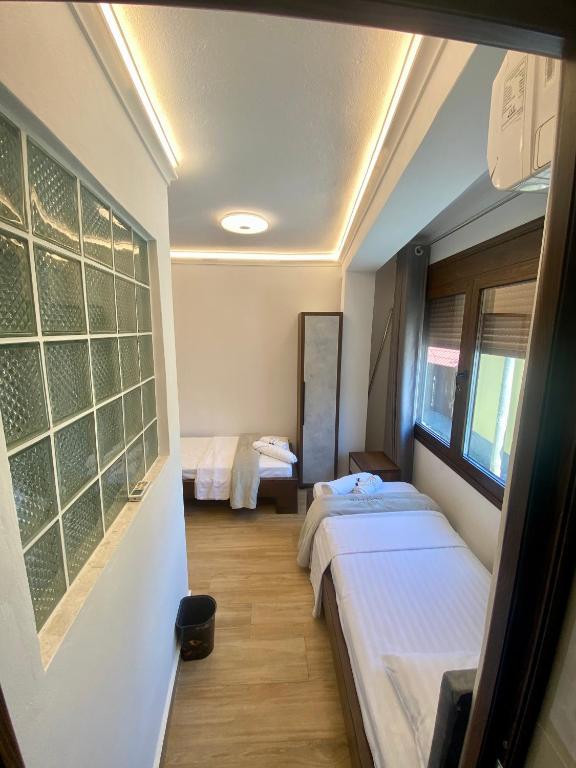 Postel nebo postele na pokoji v ubytování Vila Fatos Qama