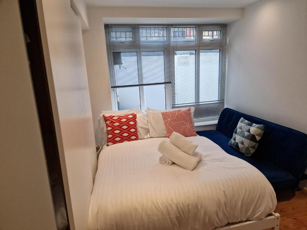 Lovely 1-Bed Apartment in London tesisinde bir odada yatak veya yataklar