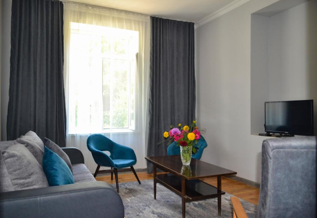 TV a/nebo společenská místnost v ubytování Sunny Lodge Dilijan