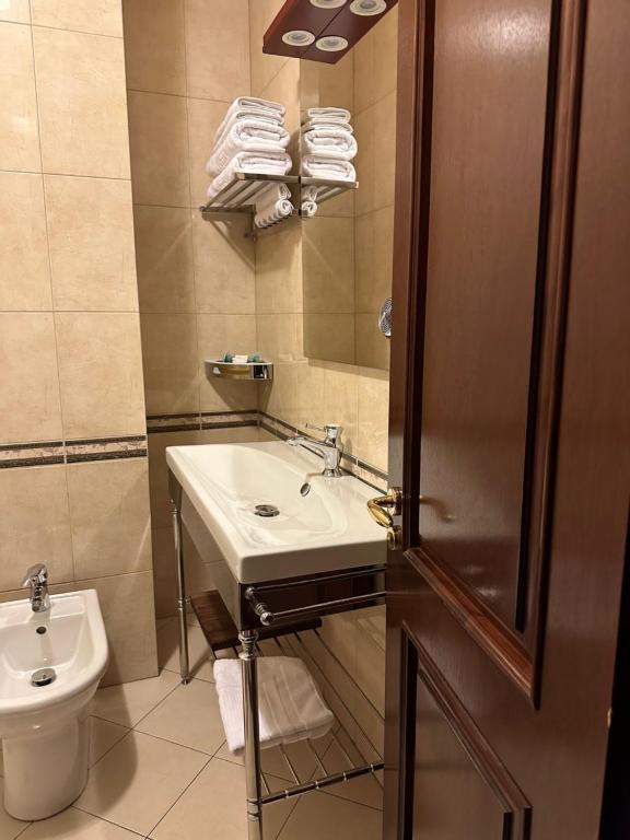 Koupelna v ubytování Dinasty Hotel