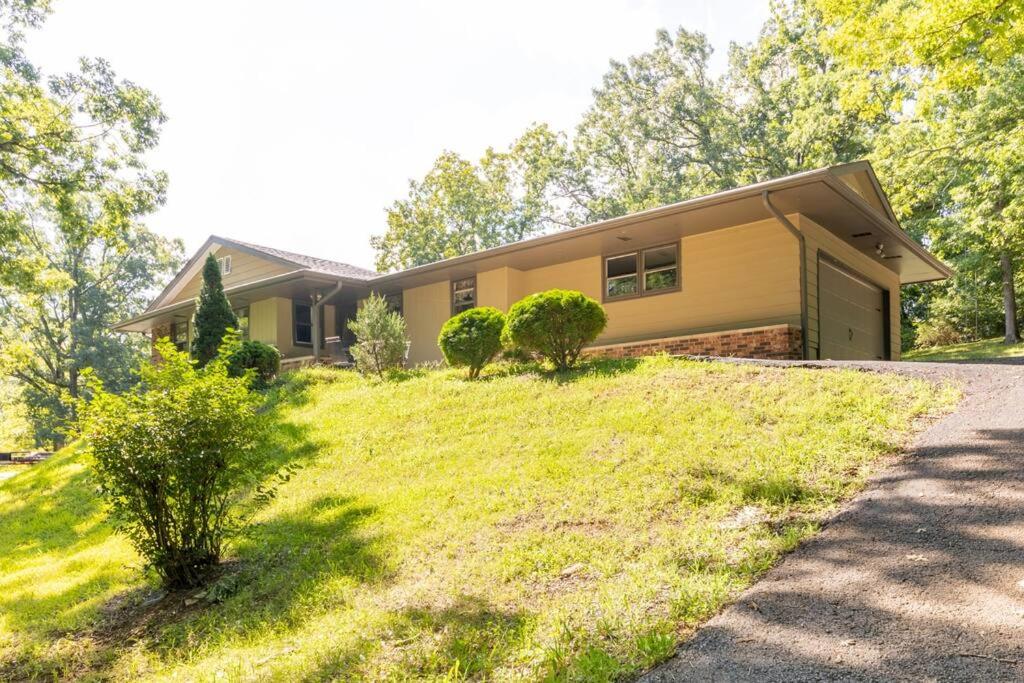 Home on the hill, nestled in the woods., Farmington (bijgewerkte