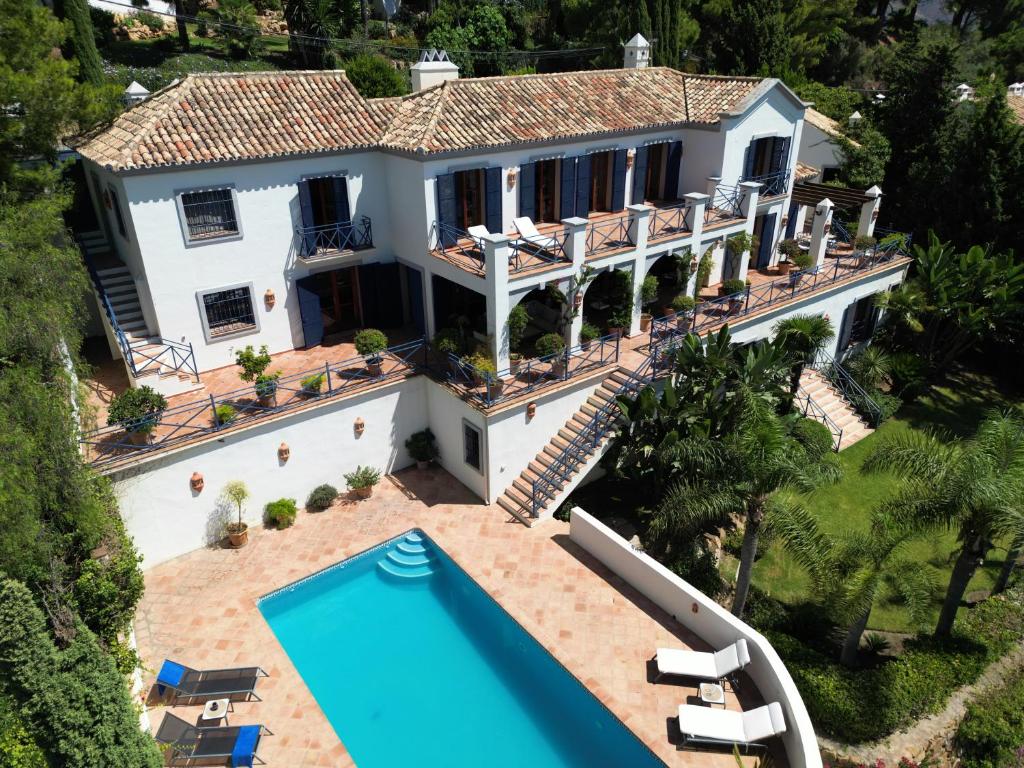 eine Luftansicht eines Hauses mit Pool in der Unterkunft Boutique Hotel Maravilla - Marbella in Benahavís