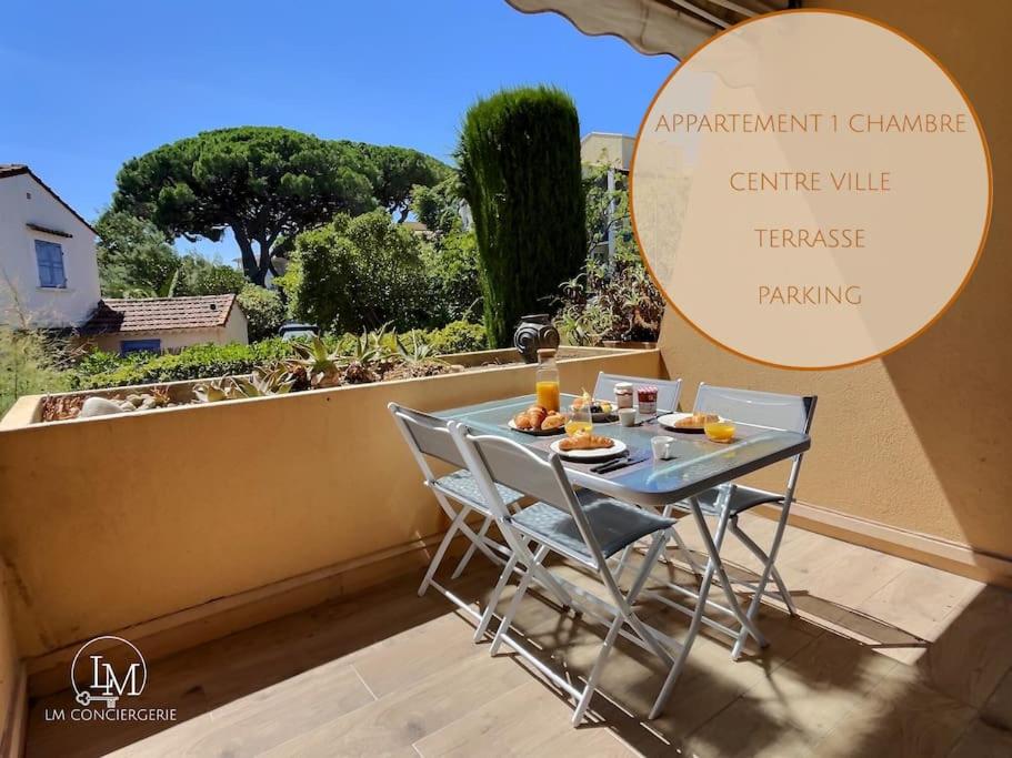 une table bleue et des chaises sur un balcon dans l'établissement Le P'tit Cocon: chambre / terrasse / parking, à Cavalaire-sur-Mer