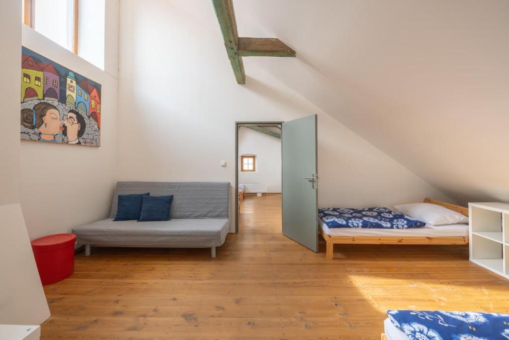 Postel nebo postele na pokoji v ubytování Zámecký Hostel Litomyšl