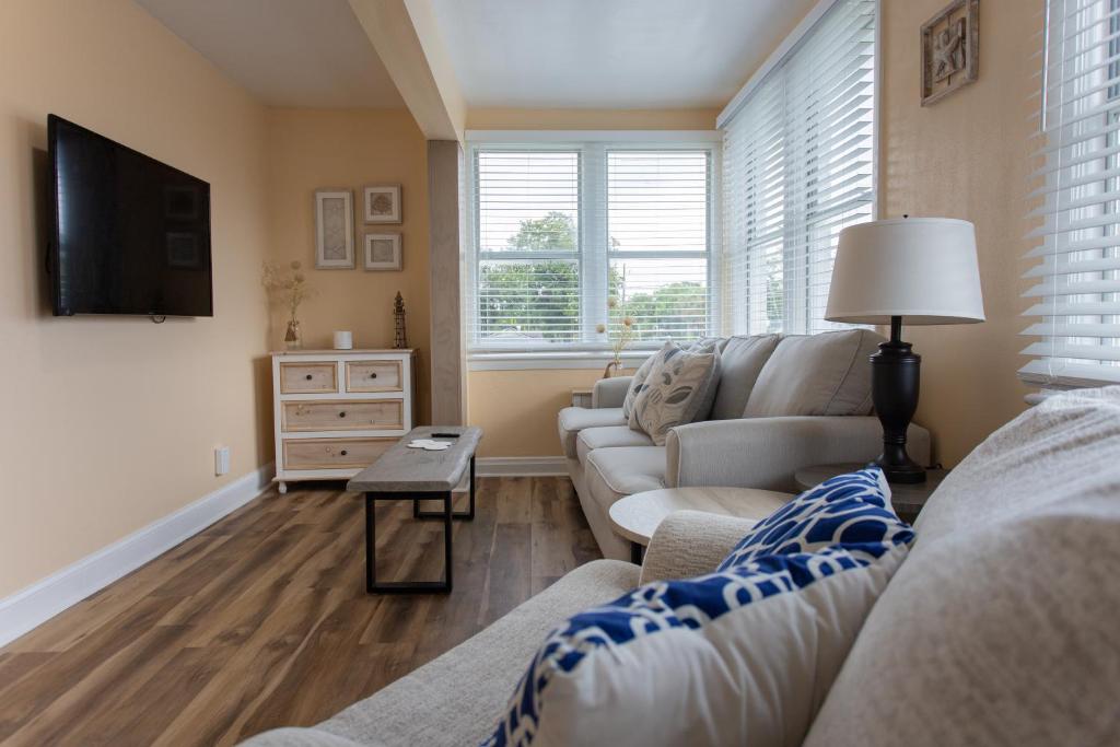 uma sala de estar com um sofá e uma televisão em NEW Listing! Centrally Located Property! Close to Everything! em Jacksonville Beach