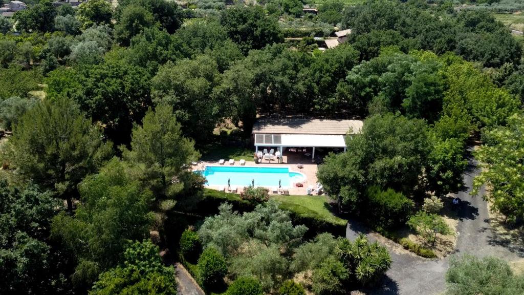 een luchtzicht op een huis met een zwembad bij Country House Etna Glicine in Piedimonte Etneo