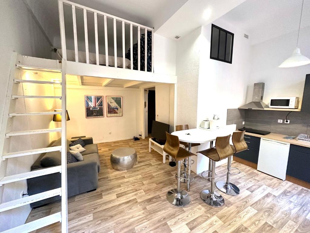 - un salon et une cuisine avec une mezzanine dans l'établissement Studio mezzanine sur le port, à Nice