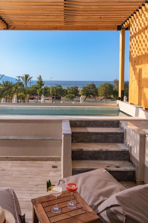 Balkón nebo terasa v ubytování Georgioupolis Suites & Aqua Park