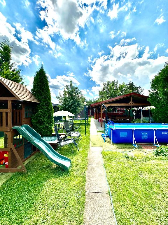 Bazén v ubytování Apartmán Sen nebo v jeho okolí