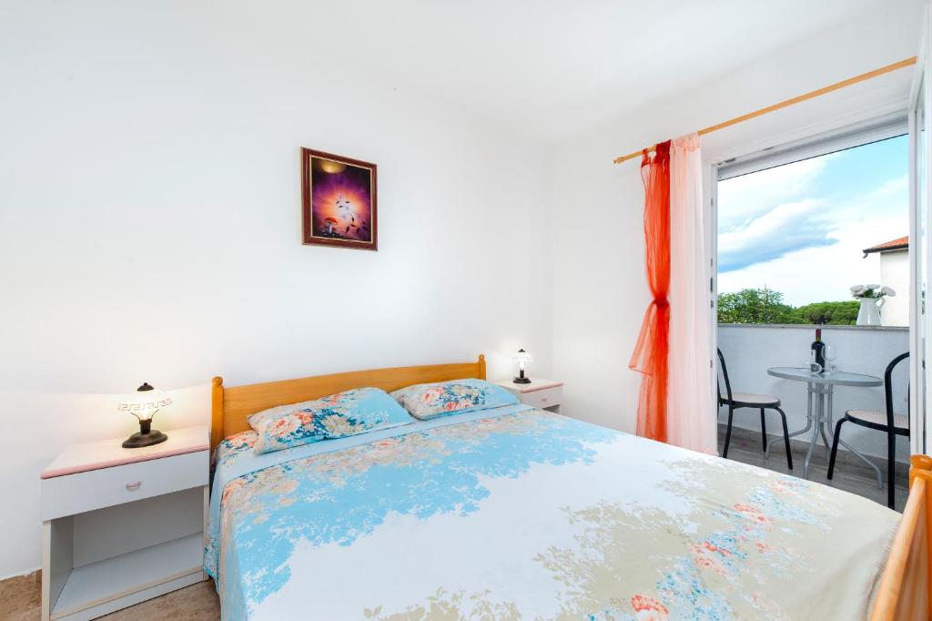 een slaapkamer met een bed en een raam bij Luna Tsuki Two in Rovinj