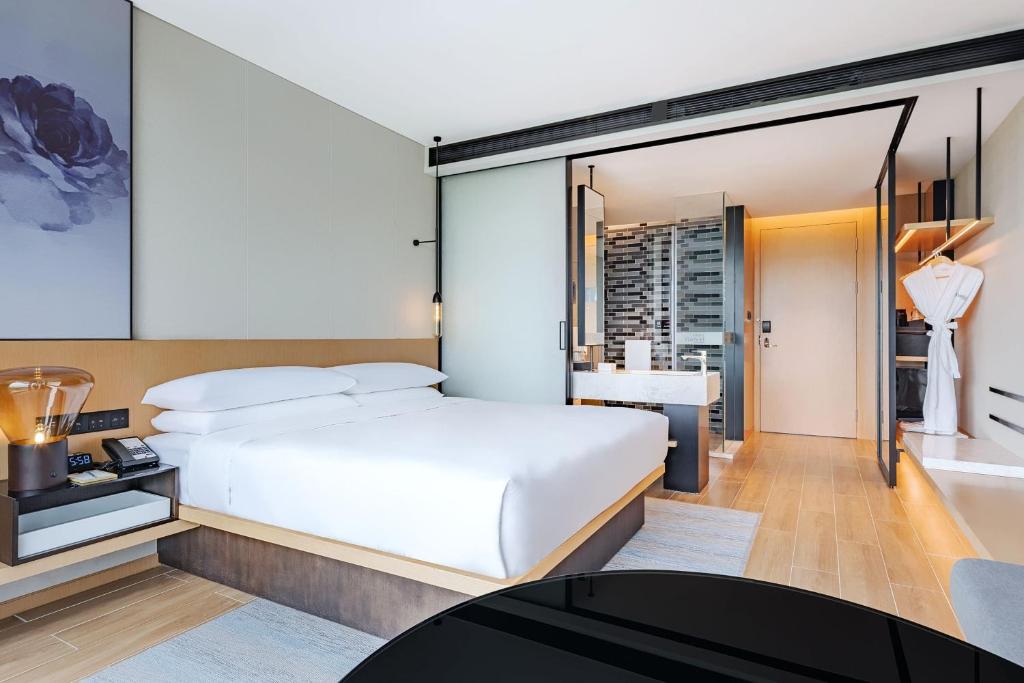 Postel nebo postele na pokoji v ubytování Fairfield by Marriott Beijing Daxing Airport