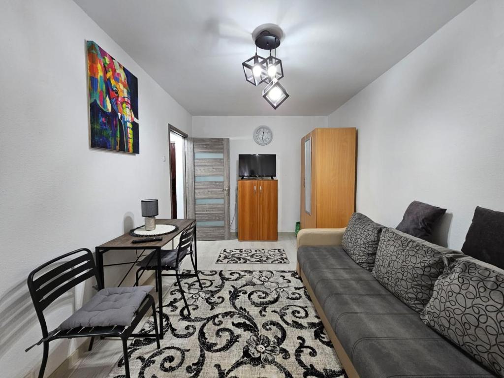 a living room with a couch and a table at Cluj Zorilor Residence in Cluj-Napoca