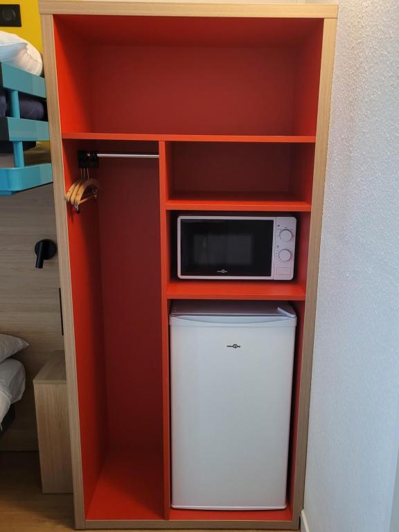 Kuchyň nebo kuchyňský kout v ubytování Premiere Classe Lyon Nord Dardilly