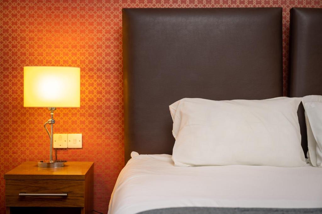 Postel nebo postele na pokoji v ubytování Hampton Hotel by Greene King Inns