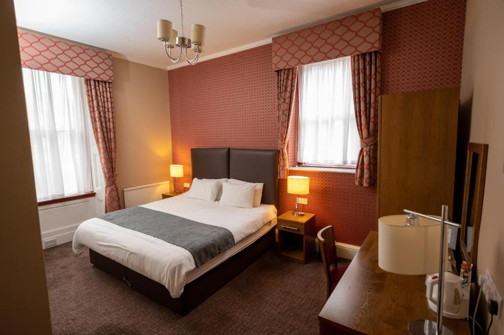 Postel nebo postele na pokoji v ubytování Hampton Hotel by Greene King Inns