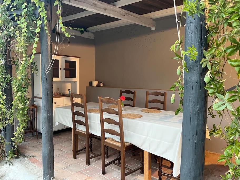 un comedor con mesa y sillas en una habitación en La petite maisonnette, en Saint-Georges-sur-Cher