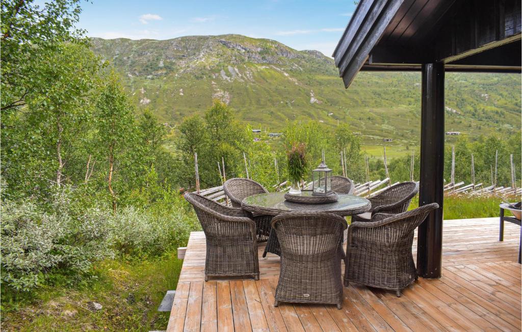 um pátio com uma mesa e cadeiras num deque em 4 Bedroom Nice Home In Hemsedal em Hemsedal
