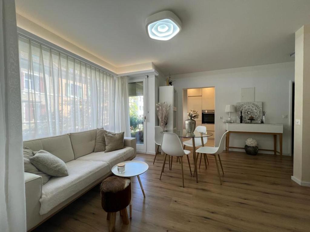 uma sala de estar com um sofá e uma mesa em Stylish 1-bedroom condo close to exhibition square em Basileia
