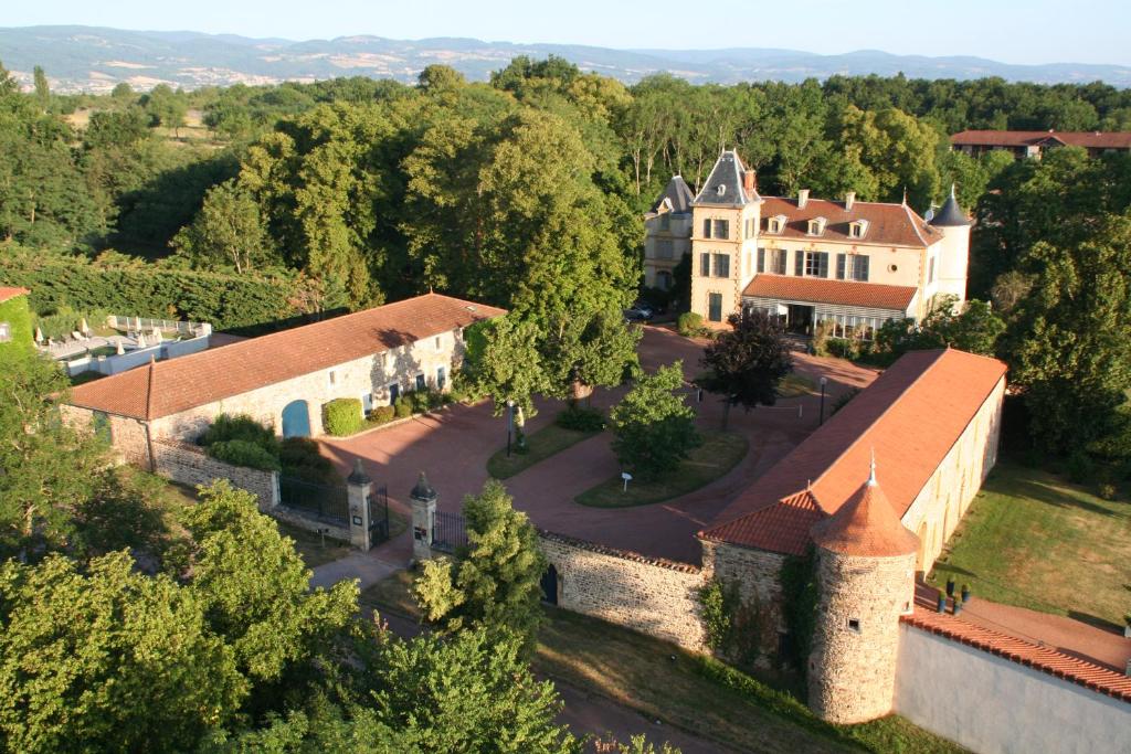 una vista aérea de un edificio con un castillo en Château de Champlong Table Hôtel **** Golf & Spa en Villerest