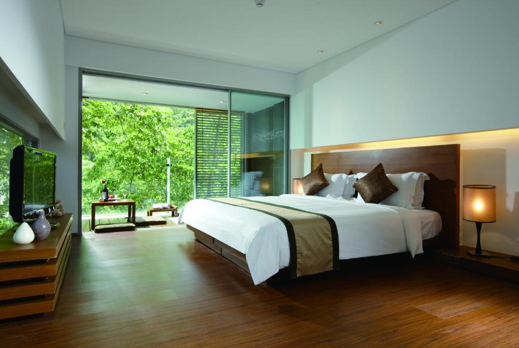 台北的住宿－立德北投倆人旅店，一间卧室设有一张大床和一个大窗户