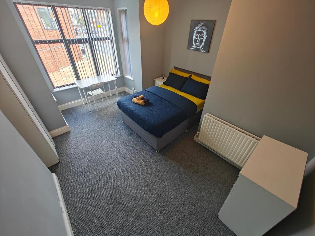 Voodi või voodid majutusasutuse Spacious large Room In Nottingham 005 toas