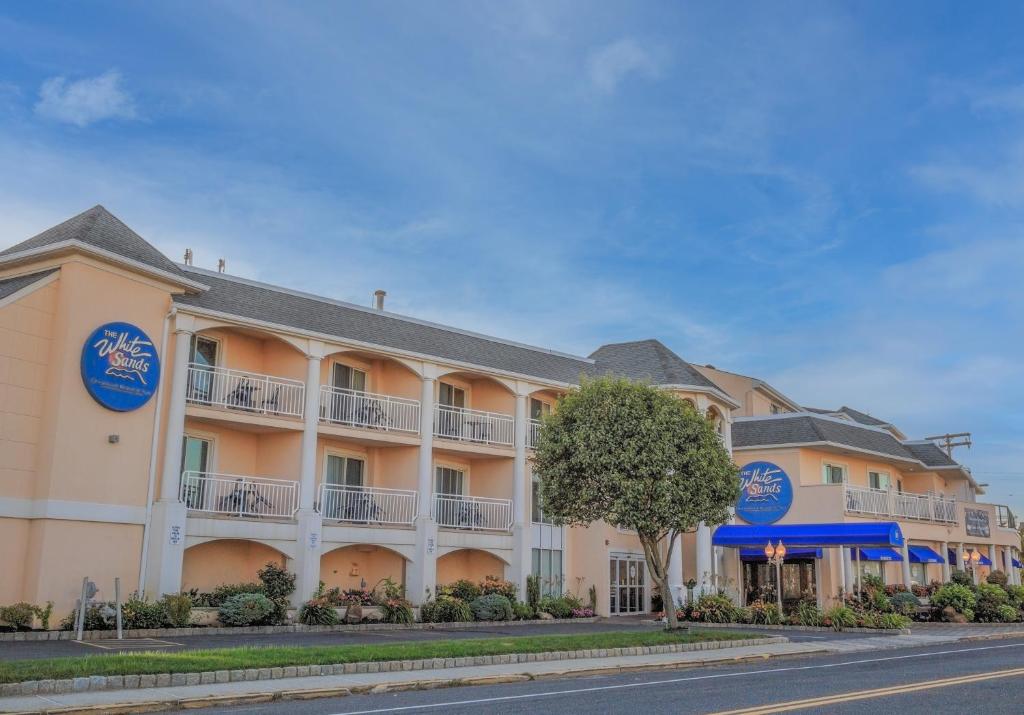 eine Darstellung der Fassade eines Hotels in der Unterkunft The White Sands Resort and Spa in Point Pleasant Beach