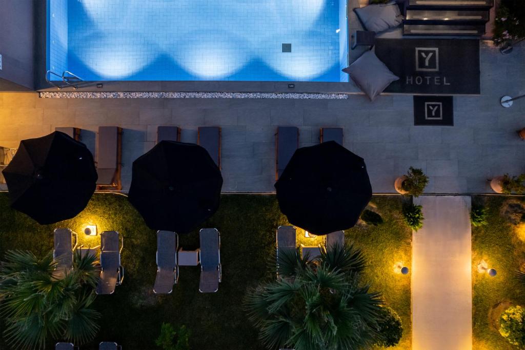 Bazén v ubytování Hotel Yakinthos nebo v jeho okolí