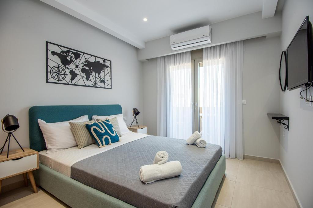 ein Schlafzimmer mit einem Bett mit zwei Handtüchern darauf in der Unterkunft Mylos Luxury Apartment 4 in Agios Nikolaos
