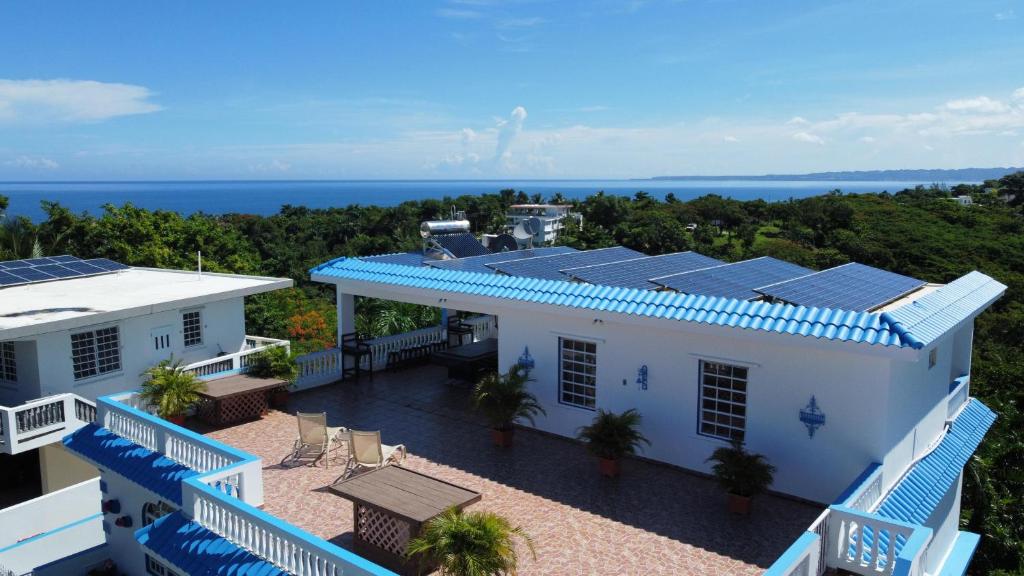 - une vue aérienne sur une maison blanche dotée de panneaux solaires dans l'établissement Vista del Mar terrace with pool table and views, à Rincon