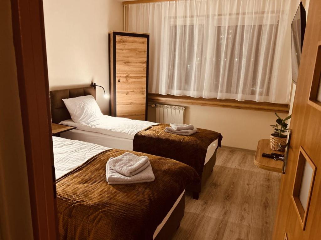 pokój hotelowy z 2 łóżkami i oknem w obiekcie APARTAMENT TYCHY MIASTO 60m2 w Tychach