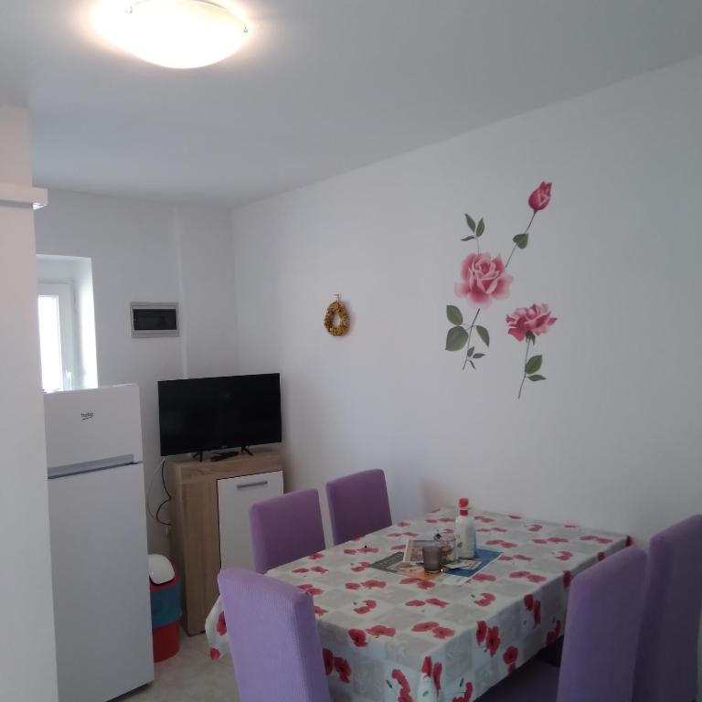 TV a/nebo společenská místnost v ubytování Apartments "Sun-sea"