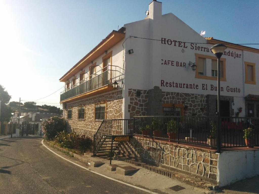 budynek po stronie ulicy w obiekcie Hotel Sierra de Andujar w mieście Virgen de la Cabeza