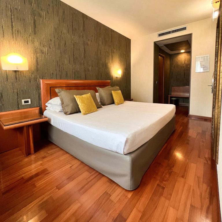 Postel nebo postele na pokoji v ubytování Hotel Palace Verona