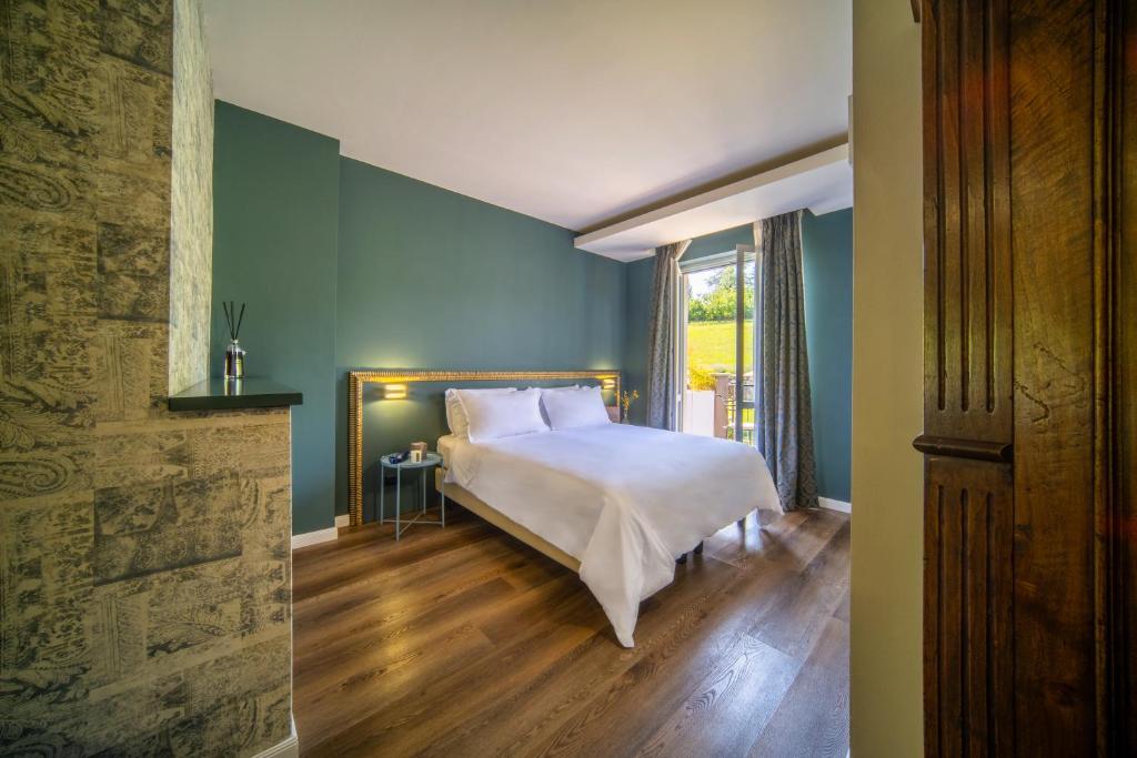 A bed or beds in a room at Resort Limax Acis