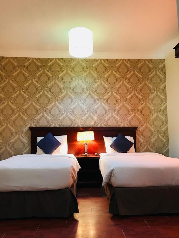 Een bed of bedden in een kamer bij Mermaid Beach Hotel LLC