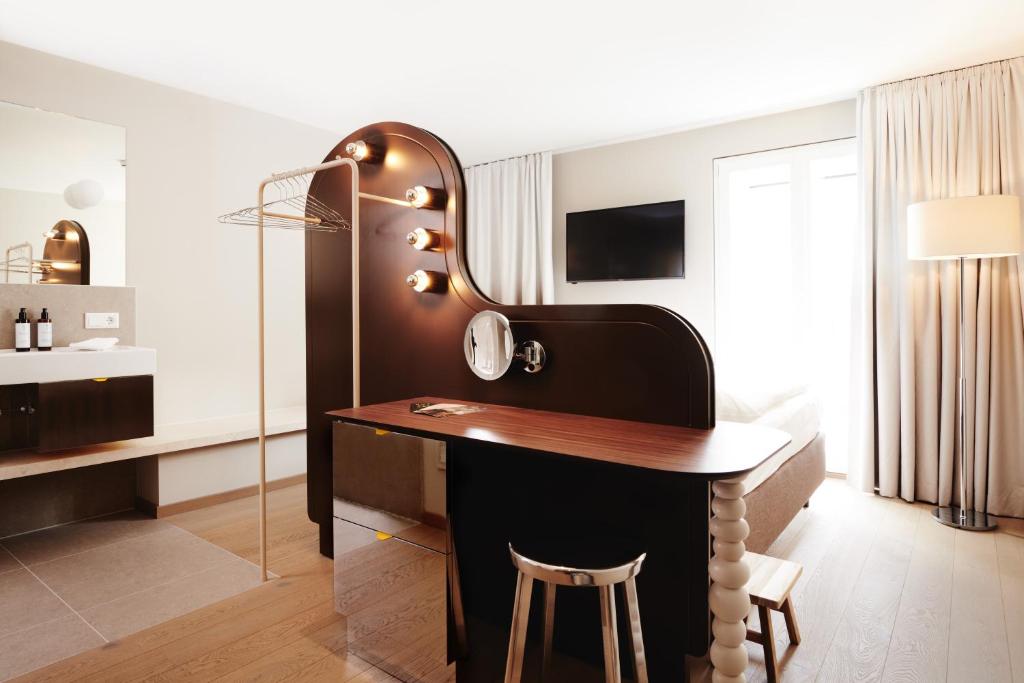 
Home Base - with Street View (Standard Double Room)
